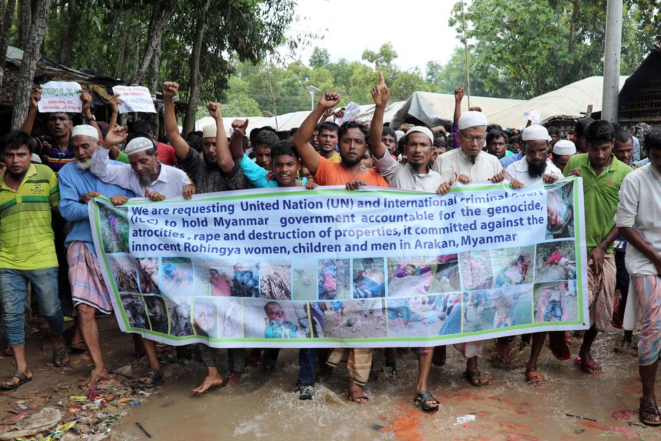 ผู้ลี้ภัยโรฮิงญาเดินขบวนขอความยุติธรรม พร้อมรำลึก 1 ปีกองทัพพม่าฆ่าล้างเผ่าพันธุ์