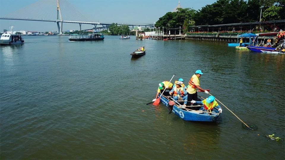 Volunteers Clean Up Waterway after Loy Krathong Festival