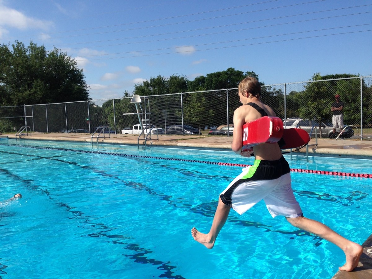 สหรัฐฯ ขาดแคลน 'ไลฟ์การ์ด' ดูแลความปลอดภัยที่สระว่ายน้ำ