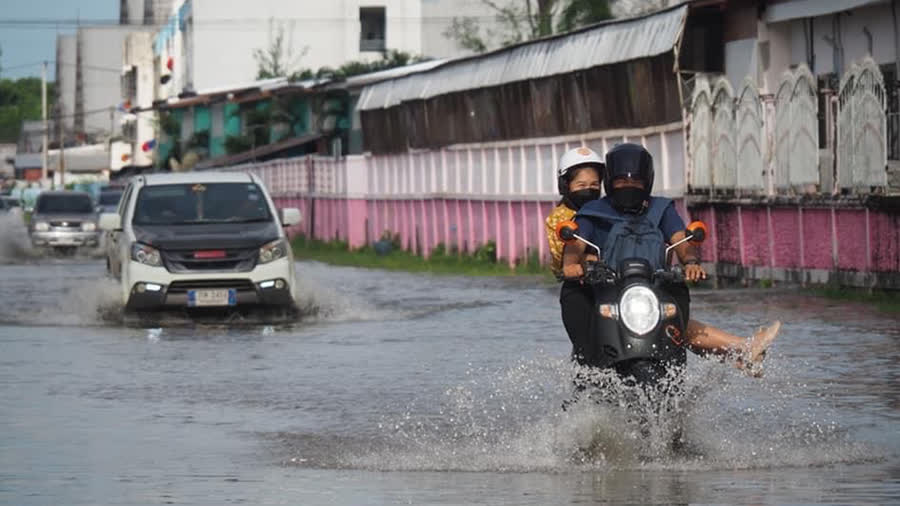 น้ำท่วมฉุดการกระเตื้องขึ้นทางเศรษฐกิจจากการเปิดประเทศ คาดงบปี 65 ขาดดุลเพิ่มสูงสุด