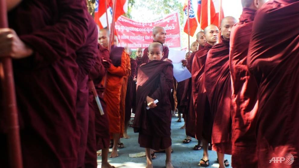 ม็อบพระและชาวพม่าในยะไข่เดินขบวนต้านแผนส่งกลับโรฮิงญา