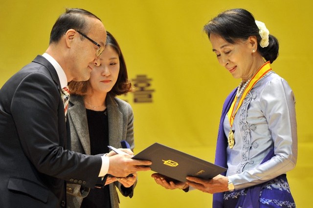 มูลนิธิสิทธิมนุษยชนเกาหลีใต้ยึดรางวัลคืนจากซูจี หลังไม่แยแสความโหดร้ายต่อโรฮิงญา