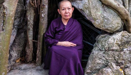 แม่ชีชุดม่วงชาวกัมพูชาเปิดพื้นที่ทางศาสนาให้ผู้หญิง