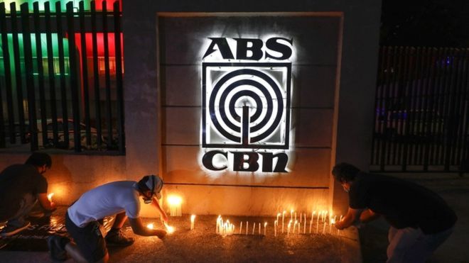ฟิลิปปินส์สั่งระงับออกอากาศช่อง ABS-CBN  คู่ขัดแย้งดูเตอร์เต
