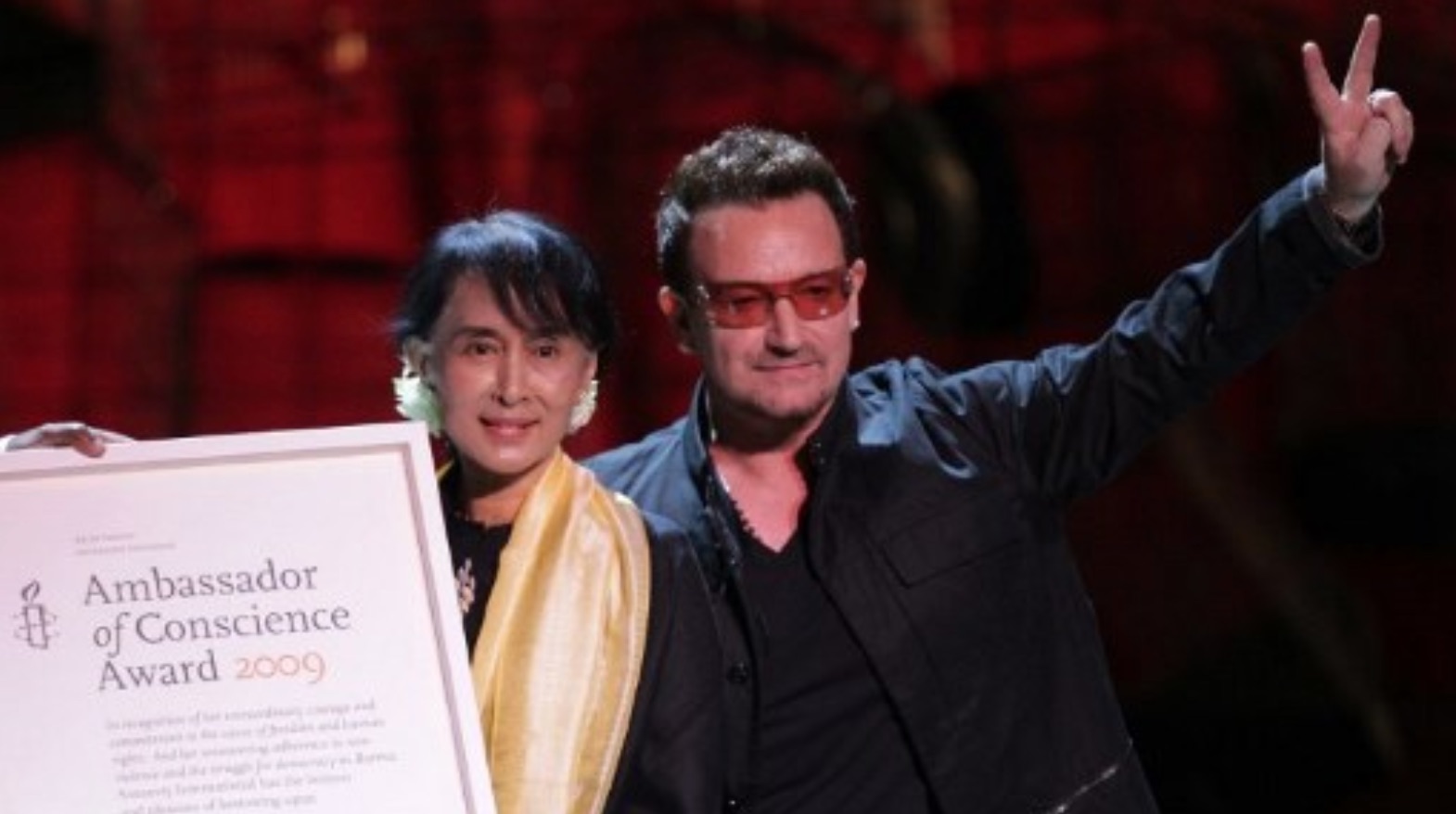 โบโน U2 เรียกร้องให้ซูจีเลิกเล่นการเมืองหากยังนิ่งเฉยเรื่องโรฮิงญา
