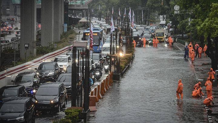 กองทัพอินโดนีเซียเร่งทำฝนเทียมหวังบรรเทาน้ำท่วมใหญ่ พร้อมอพยพคนกว่า 3 แสนคน