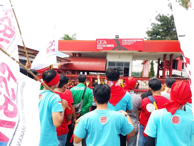 พนักงาน Coca-Cola อินโดนีเซีย ไม่ยอมออกจากงาน หลังบริษัทต้องการทำลายสภาพแรงงาน