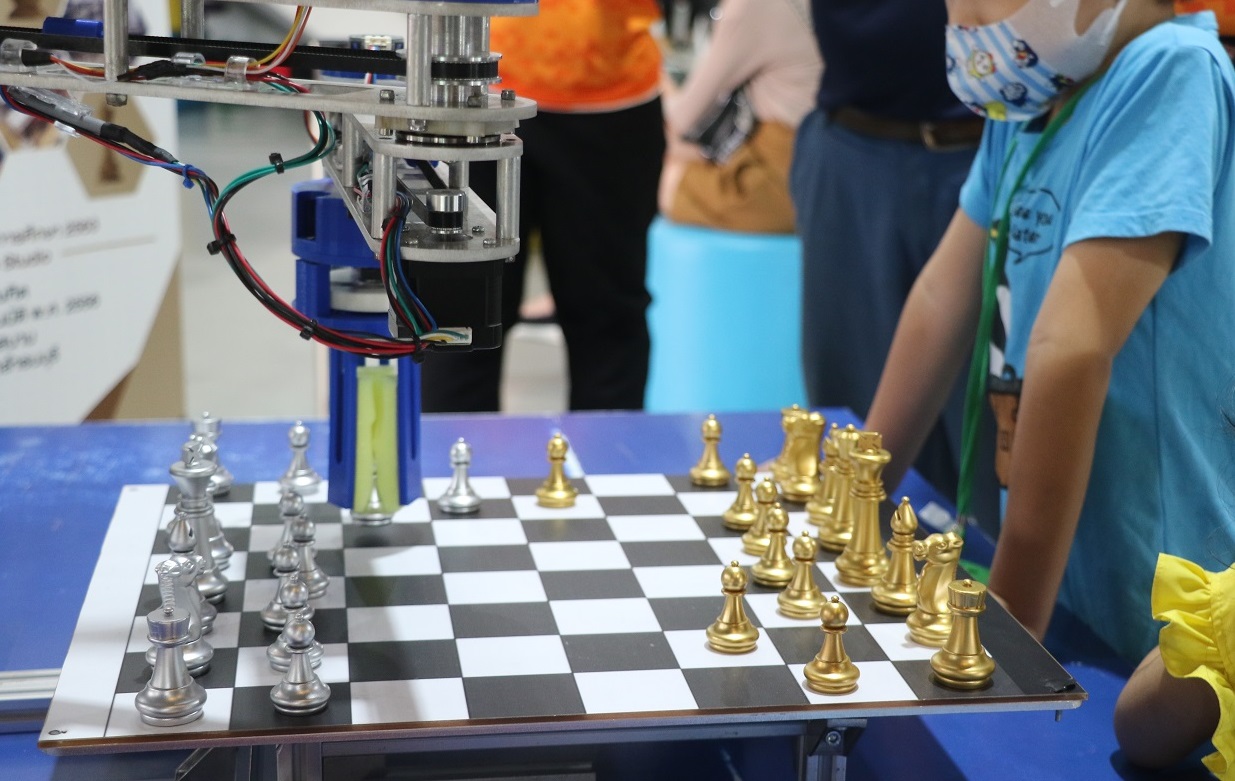 'Chess Robot' หุ่นยนต์เล่นหมากรุกสากล ผลงาน นศ.สถาบันวิทยาการหุ่นยนต์ มจธ.
