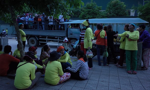 คนงานหญิงชาวกัมพูชาที่ผลิตให้ Nike, Puma, Asics เป็นลมหมดสติพร้อมกัน