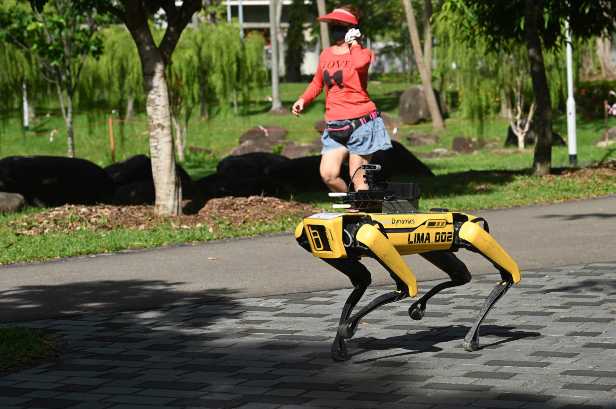 สิงคโปร์ส่ง 'หุ่นยนต์สุนัข' คุมเข้มมาตรการเว้นระยะห่างทางสังคม