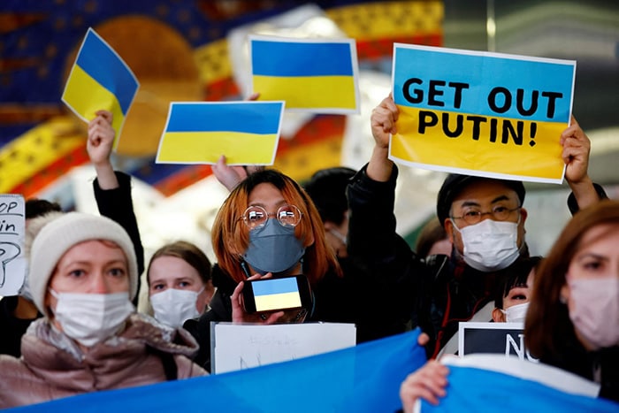 กระแสการต่อต้านการรุกรานยูเครนของรัสเซียแผ่ลามไปทั่วโลก