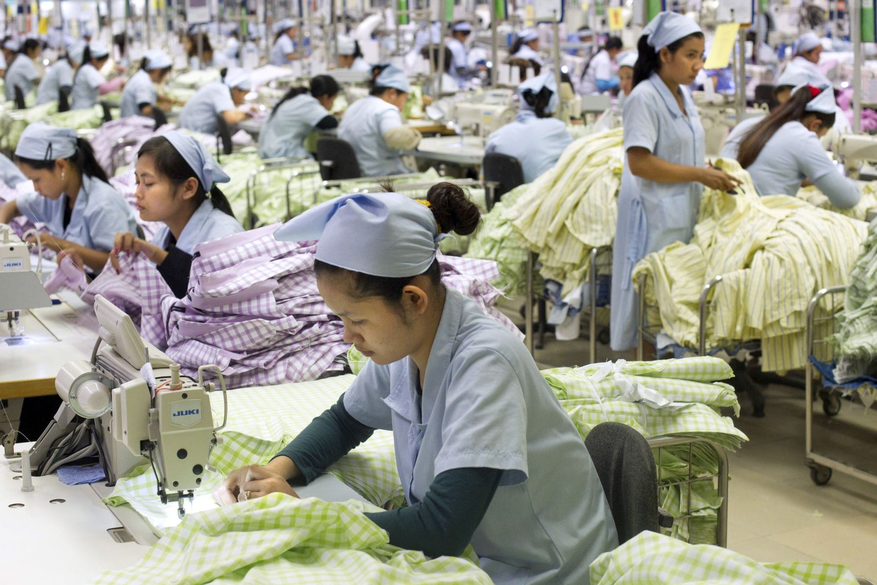 สงครามการค้า 'จีน-สหรัฐ' ส่งผลให้แบรนด์เสื้อผ้าชั้นนำเตรียมย้ายฐานการผลิตไปกัมพูชา