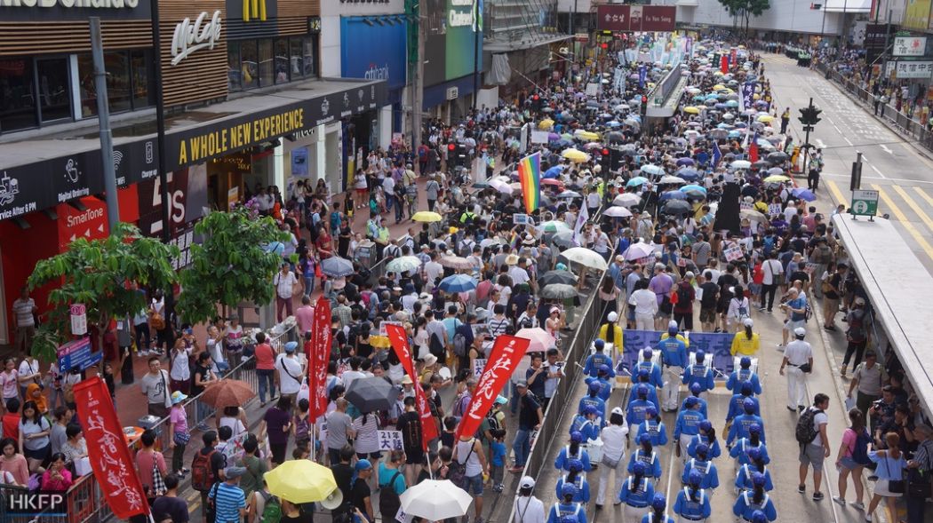 ประชาชนฮ่องกงเดินขบวนเรียกร้องประชาธิปไตย