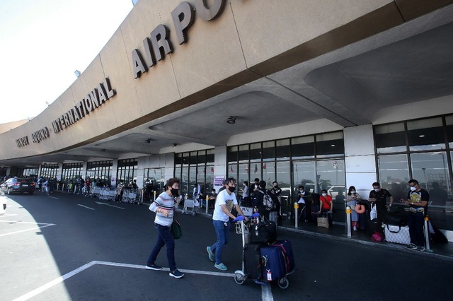 ฟิลิปปินส์สั่งปิดสนามบิน หลังศูนยกักกันโรคเริ่มแออัด แรงงานในต่างประเทศถูกลอยแพ