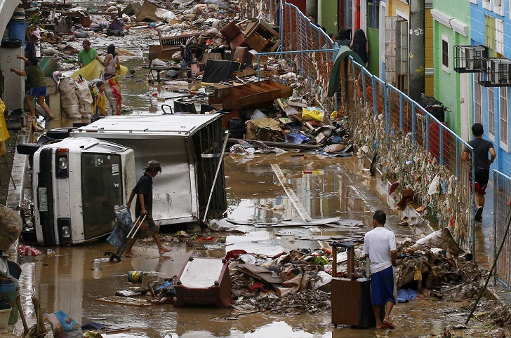 คลื่นขยะซัดอ่าวในฟิลิปปินส์หลังพายุถล่มเผยต้นตอปัญหาทิ้งขยะลงทะเล